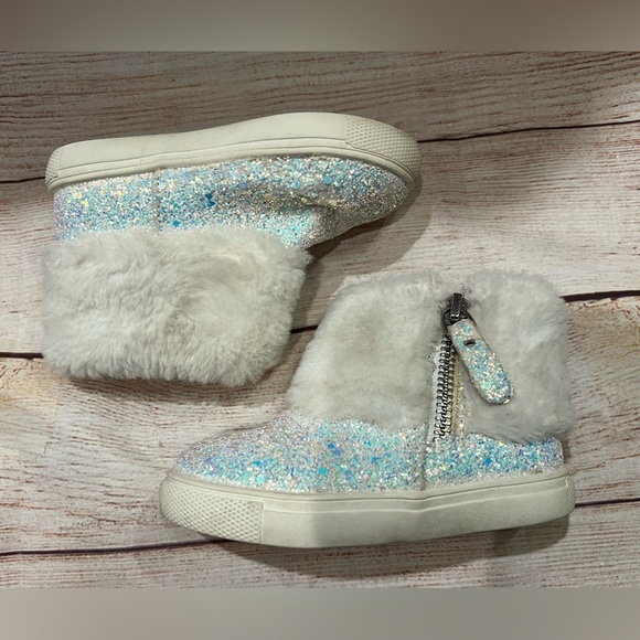 6 Toddler Sugar Sparkle Silver & White Faux Fur Ankle Boots - Picture 1 of 7